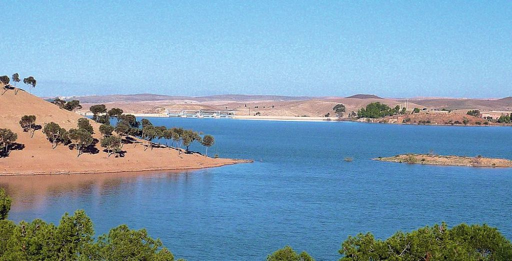barrage cavignac - un ovni plonge dans le lac