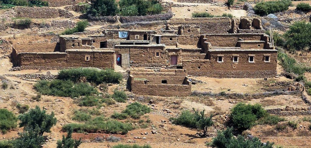 VILLAGE DANS LA CAMPAGNE MAROCAINE