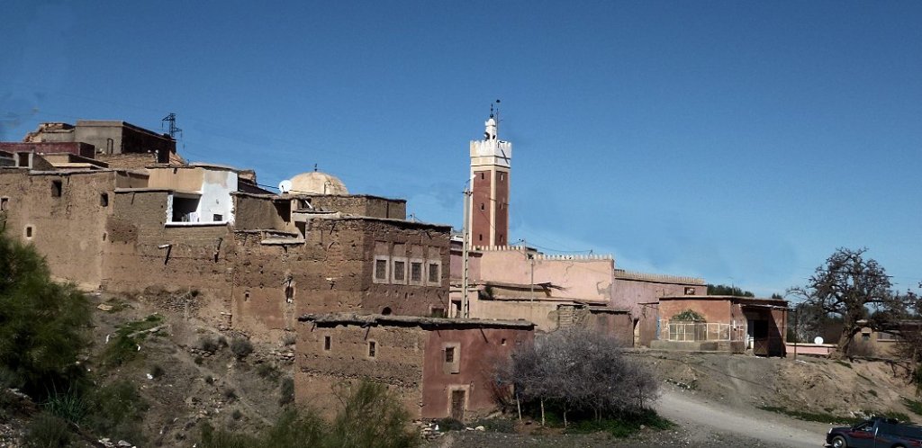 lalla takerkoust - proche de l'OVNI qui plongea dans le lac