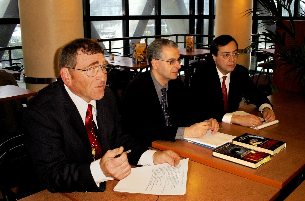 Gérard Lebat, Nick Pope et Jean Luc Rivera devant la presse 